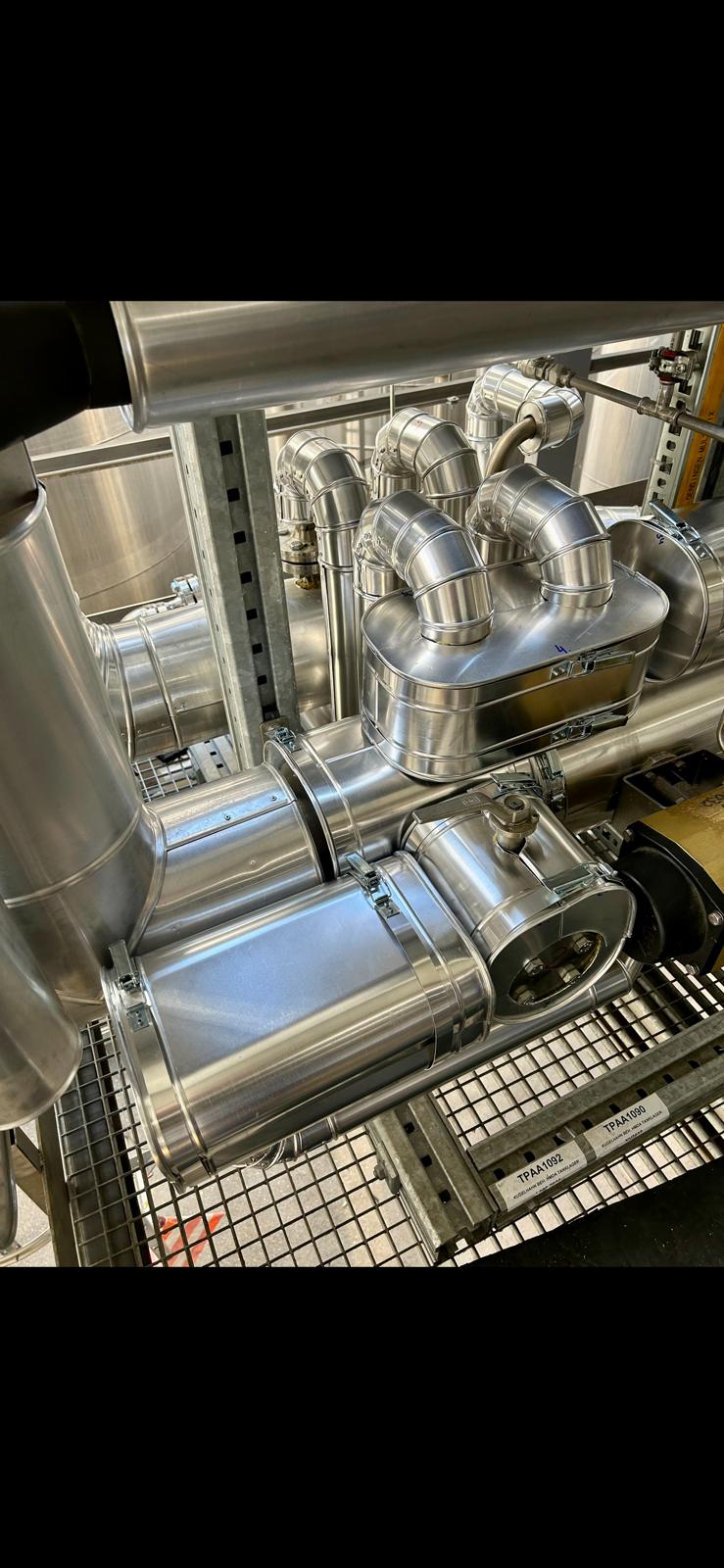 Apparatedämmung mit Blechverkleidung