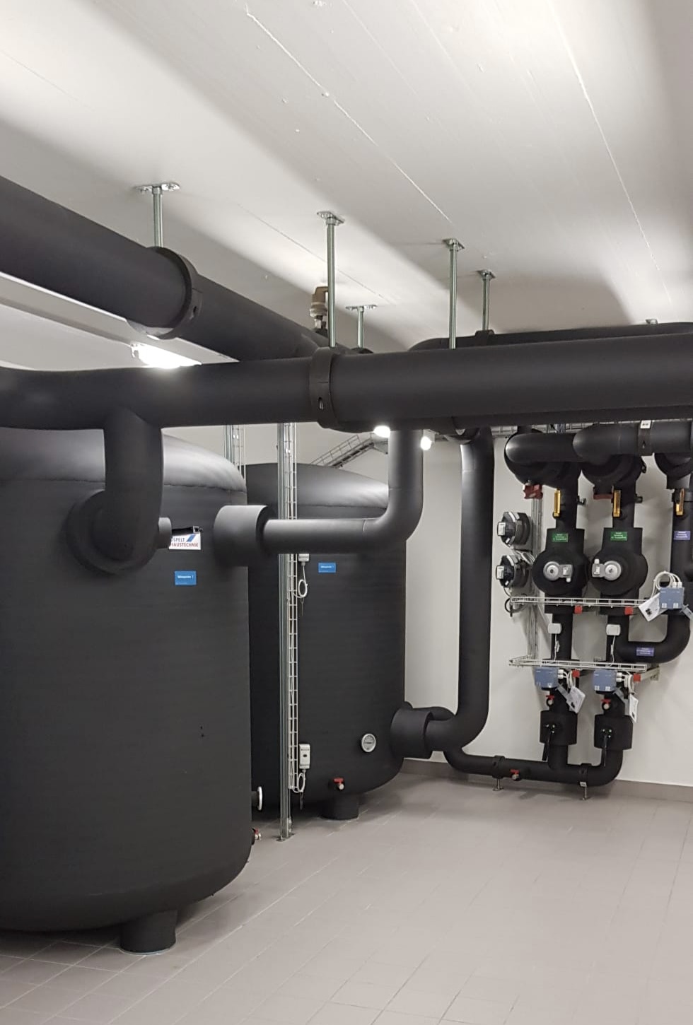 Behälter- und Rohrisolation mit synthetischem Kautschuk